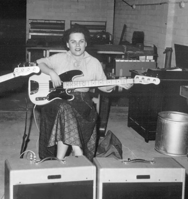 TESTS DE PRECISION BASS GUITARS EN 1951 Photo vient de la collection de Richard Smith