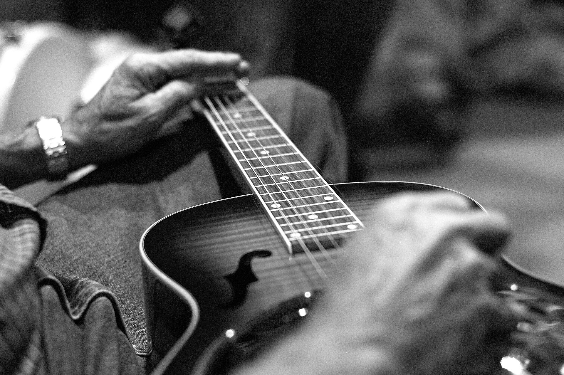 Personne jouant du dobro (ou steel guitar)